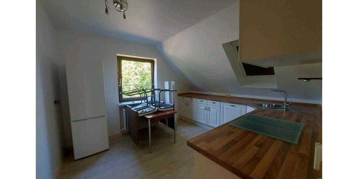 Gemütliche, helle Dachgeschosswohnung 3 zimmer