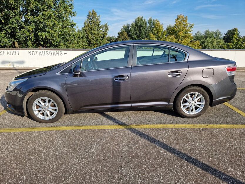 Toyota Avensis 172.505 km 5.800 € Oststeinbek 22113