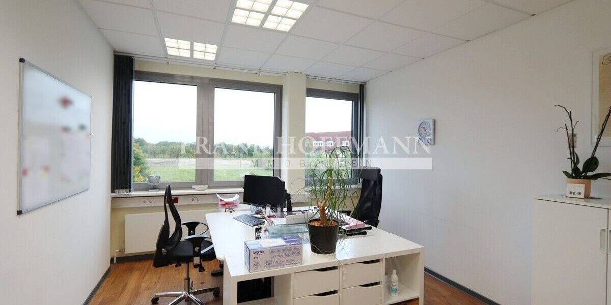 Flexible Bürofläche mit Stellplätzen und Keller in Quickborn zimmer