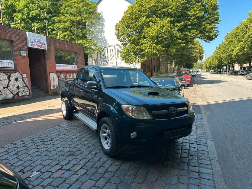 Toyota Hilux 183.470 km 8.900 € HAMBURG 22113