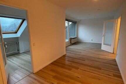 Couratgefrei: Sanierte Dachgeschoss-Wohnung in Meiendorf 1 zimmer