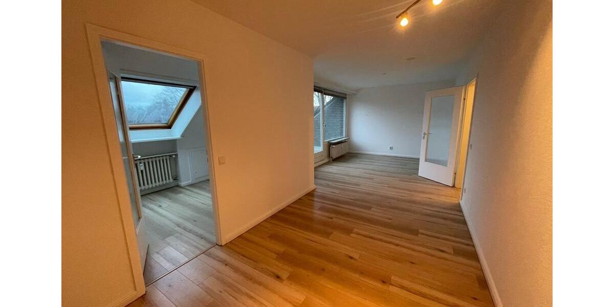 Couratgefrei: Sanierte Dachgeschoss-Wohnung in Meiendorf 1 zimmer