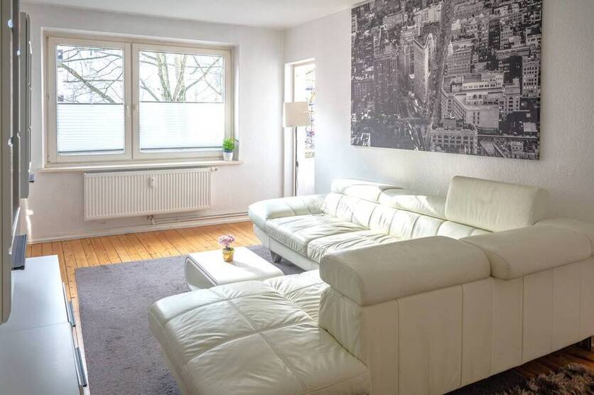 Möblierte, rückwärtig gelegene 2-Zi.-Wohnung mit Süd-West-Loggia, Keller und Dachboden
