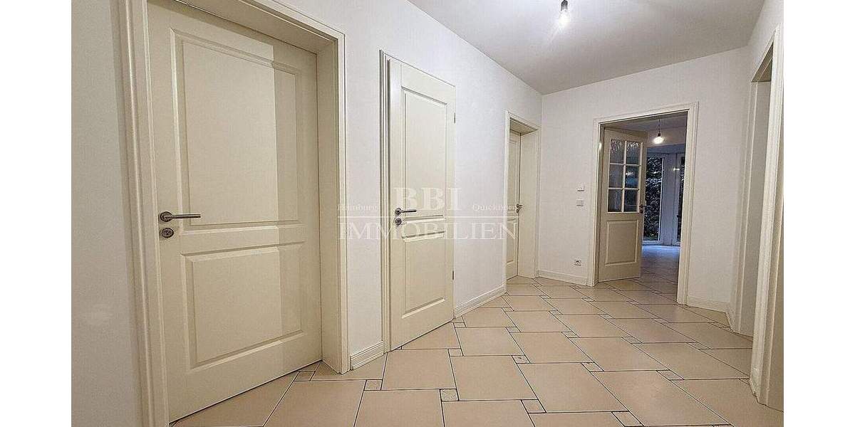 Erdgeschosswohnung mit Südgarten und 2 TG - Stilvolles Wohnen in privater Atmosphäre 4 zimmer